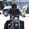 Exclusif - Johnny Hallyday fait un tour de moto avec un ami à Malibu, le 12 avril 2015.
