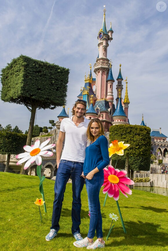 Valérie Bègue et Camille Lacourt ont profité du retour des beaux jours pour passer un moment féérique au parc Disneyland Paris. Avril 2015.