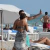 Exclusif - Mario Lopez, en vacances avec sa femme Courtney Mazza, profite de la plage à Miami. Le 11 avril 2015 