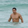 Exclusif - Mario Lopez, en vacances avec sa femme Courtney Mazza, profite de la plage à Miami. Le 11 avril 2015