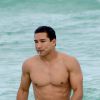 Exclusif - Mario Lopez, en vacances avec sa femme Courtney Mazza, profite de la plage à Miami. Le 11 avril 2015