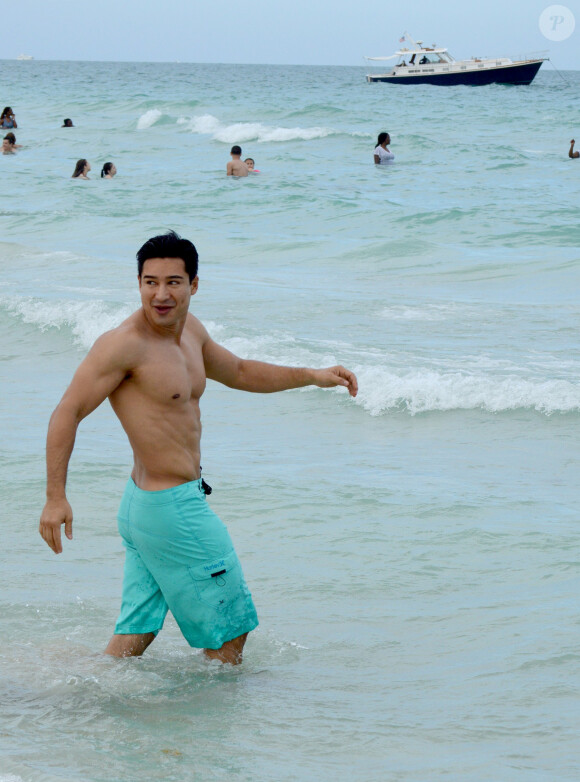 Exclusif - Mario Lopez, en vacances avec sa femme Courtney Mazza à la plage à Miami. Le 11 avril 2015 