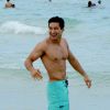 Exclusif - Mario Lopez, en vacances avec sa femme Courtney Mazza, profite de la plage à Miami. Le 11 avril 2015