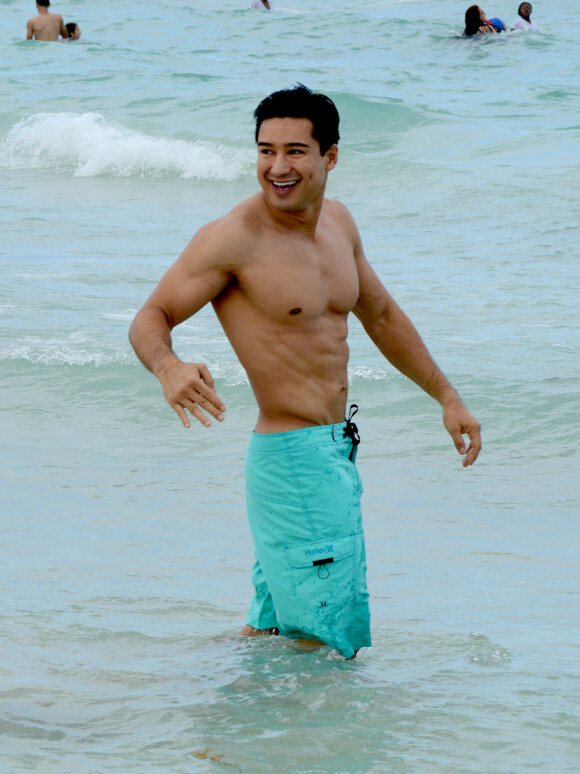 Exclusif - Mario Lopez, en vacances avec sa femme Courtney Mazza, profite de la plage à Miami. Le 11 avril 2015  