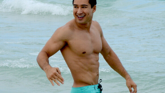 Mario Lopez : Avec sa femme Courtney, il exhibe son corps de rêve à la plage