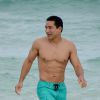 Exclusif - Mario Lopez profite de la plage à Miami. Le 11 avril 2015