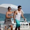 Exclusif - L'acteur Mario Lopez, en vacances avec sa femme Courtney Mazza, profite de la plage à Miami. Le 11 avril 2015