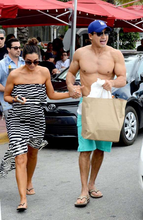 Exclusif - Mario Lopez, en vacances avec sa femme Courtney Mazza, passe une journée à la plage à Miami. Le 11 avril 2015