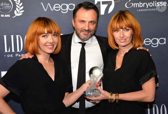 Frédéric Lopez entre Sylvie Hoarau et Aurélie Saada, du groupe Brigitte - Personnalités lors de la 10ème cérémonie des Globes de Cristal au Lido à Paris, le 13 avril 2015. 