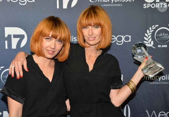 Sylvie Hoarau et Aurélie Saada, du groupe Brigitte - Photocall de la remise des trophées lors de la 10ème cérémonie des Globes de Cristal au Lido à Paris, le 13 avril 2015. 