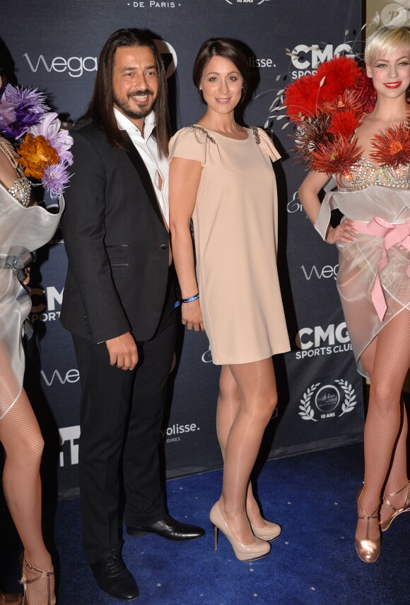 Moundir et sa femme Inès - Photocall de la remise des trophées lors de la 10ème cérémonie des Globes de Cristal au Lido à Paris, le 13 avril 2015.
