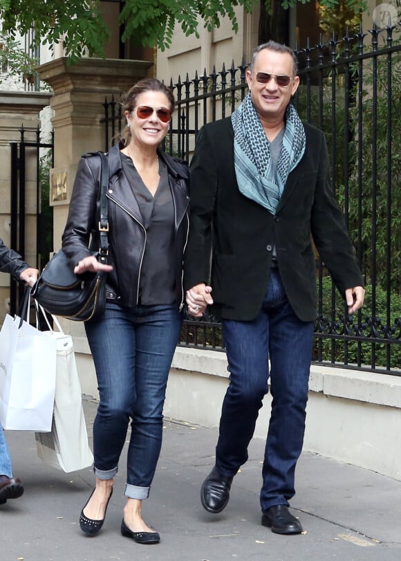 Tom Hanks et sa femme Rita Wilson se promènent à Paris, le 12 octobre 2013.