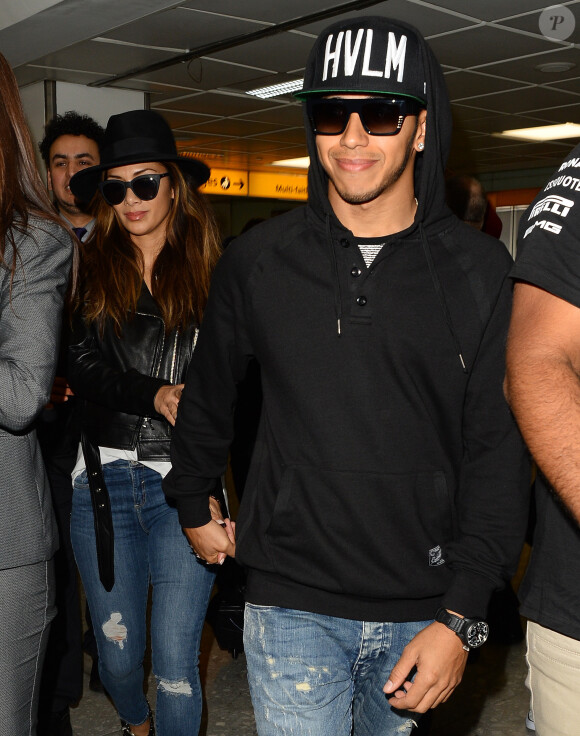 Nicole Scherzinger et son compagnon Lewis Hamilton arrivent à Londres, le 24 novembre 2014. 