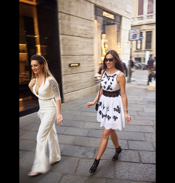 Emilie Nef Naf et sa BFF Sido­nie Biemont. Elles ont fait du shopping ensemble à Milan. Avril 2015.