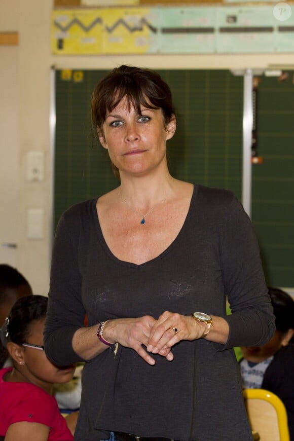 Exclusif - La bienveillante Astrid Veillon intervient à l'école "Bois de Boulogne" pour l'association "Lecture pour Tous" à Nice. Le 15 avril 2015