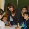 Exclusif - Astrid Veillon intervient à l'école "Bois de Boulogne" pour l'association "Lecture pour Tous" à Nice. Le 15 avril 2015