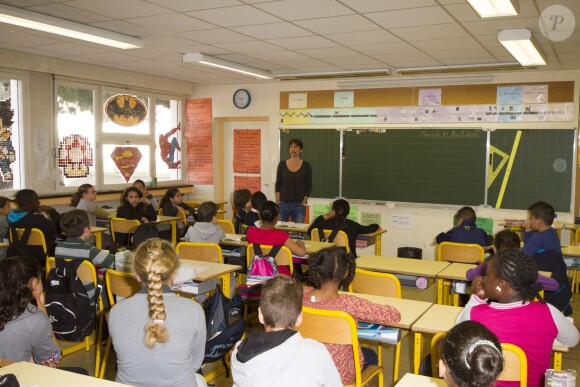Exclusif - L'ancienne star de Jamais deux sans toi Astrid Veillon intervient à l'école "Bois de Boulogne" pour l'association "Lecture pour Tous" à Nice. Le 15 avril 2015