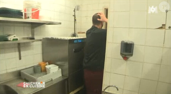 Philippe Etchebest sort de ses gonds dans Cauchemar en cuisine sur M6. Kévin, le cuisinier, n'en mène pas large et fond en larmes. Emission du 15 avril 2015.