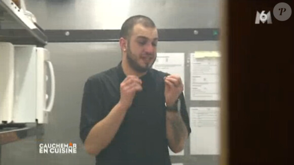 Philippe Etchebest sort de ses gonds dans Cauchemar en cuisine sur M6. Kévin, le cuisinier, n'en mène pas large et fond en larmes. Emission du 15 avril 2015.