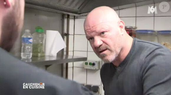 Philippe Etchebest sort de ses gonds dans Cauchemar en cuisine sur M6. Kévin, le cuisinier, n'en mène pas large et fond en larmes. Emission du 15 avril 2015.