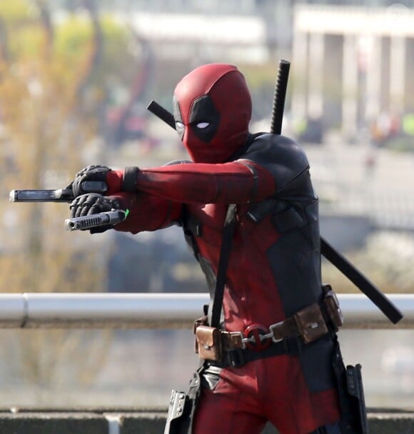 Ryan Reynolds tourne des scènes d'action du film "Deadpool" sur un viaduc à Vancouver, le 7 avril 2015 dans le rôle du mercenaire Marvel.