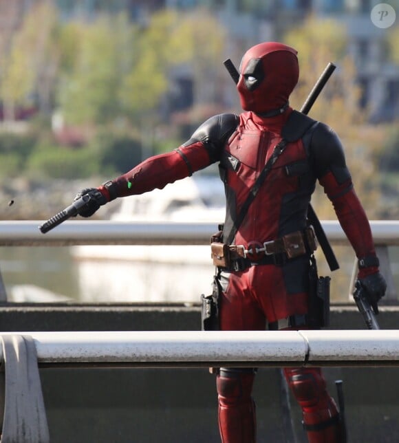 Ryan Reynolds tourne des scènes d'action du film "Deadpool" sur un viaduc à Vancouver, le 7 avril 2015.