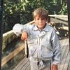 Ryan Reynolds enfant, pose avec une truite qu'il a pêché.