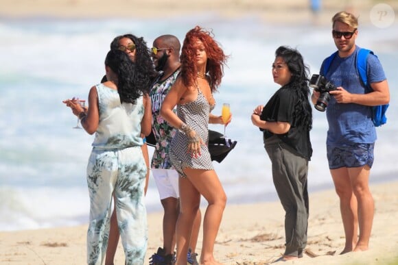 Rihanna et son entourage sur une plage d'Honolulu, à Hawaï. Le 19 avril 2015.