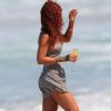 Rihanna, rousse et sexy en robe de plage, se détend à Honolulu. Le 19 avril 2015.