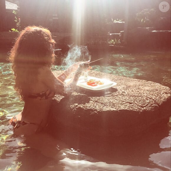 Rihanna, sexy et détendue en bikini, est à Hawaï pour le mariage de son amie et assistante Jennifer Rosales. Photo publiée le 18 avril 2015.