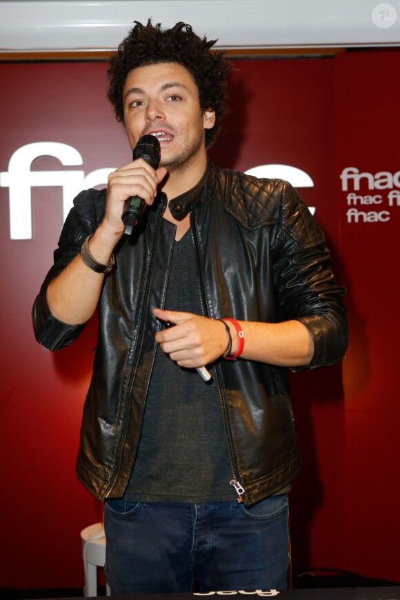 Kev Adams en séance de dédicaces à la Fnac des Ternes pour faire la promotion de la sortie DVD de son nouveau spectacle "Voilà Voilà" à Paris, le 5 novembre 2014.