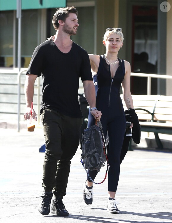 Semi-Exclusif - Miley Cyrus et son compagnon Patrick Schwarzenegger sont repérés à la sortie du restaurant "Taco Hugo" à Studio city le 22 janvier 2015 au retour de leur escapade amoureuse à Hawaï. Miley s'est arrêtée pour prendre un selfie avec un fan.  