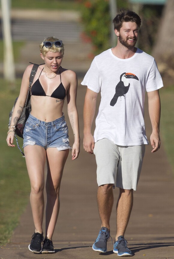 Exclusif - Prix spécial - No Web - Miley Cyrus et son petit ami Patrick Schwarzenegger en vacances sur la plage de Maui à Hawaï le 21 janvier 2015. 