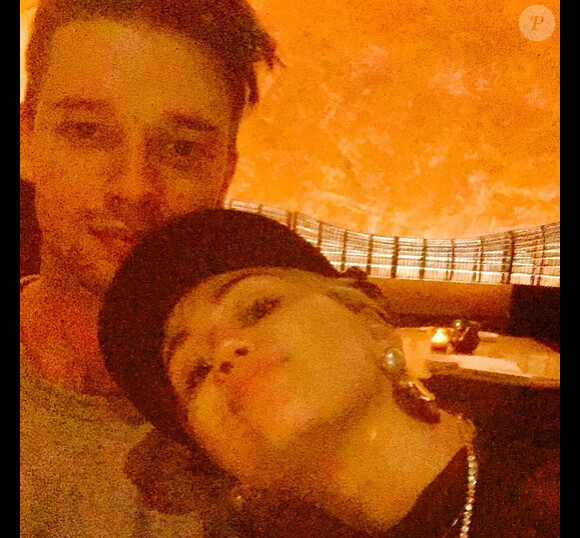 Miley Cyrus a ajouté une photo sur son compte Instagram avec son petit ami Patrick Schwarzenegger, le 14 février 2015