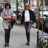 Dakota Johnson et Mélanie Griffith se promènent dans les rues à New York le 17 Avril 2015