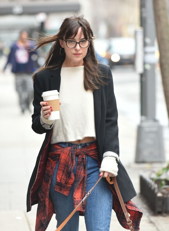 Dakota Johnson promène son chien dans les rues de New York le 10 avril 2015.