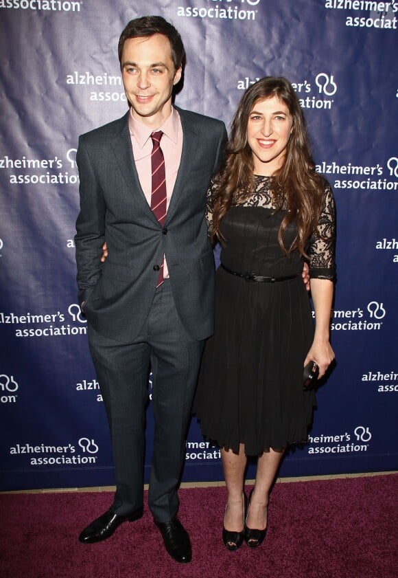 Jim Parsons et Mayim Bialik lors de la soirée A Night At Sardis To Benefit The Alzheimer Association au Beverly Hilton Hotel de Beverly Hills, le 26 mars 2014