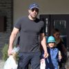 Ben Affleck se promène avec sa fille Seraphina au " farmer's market " à Pacific Palisades. La petite Seraphina se cache des photographes derrière son chapeau de paille. Le 19 avril 2015