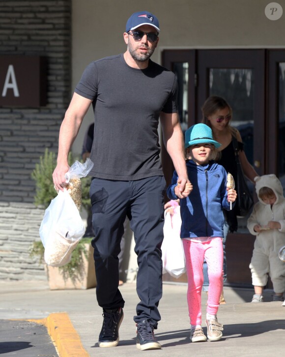 Ben Affleck se promène avec sa fille Seraphina à Pacific Palisades. Le 19 avril 2015