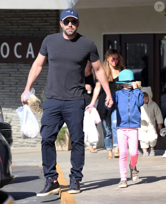 Ben Affleck se promène avec sa fille Seraphina à Pacific Palisades. Le 19 avril 2015