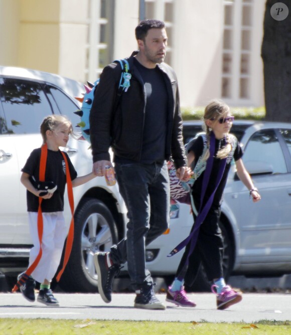 Ben Affleck accompagne ses filles Violet et Seraphina à leur cours de Karaté à Brentwood, le 8 avril 2015