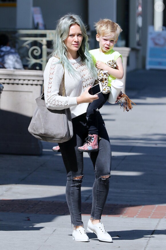 Hilary Duff se promène avec son fils Luca à Brentwood le 6 avril 2015.