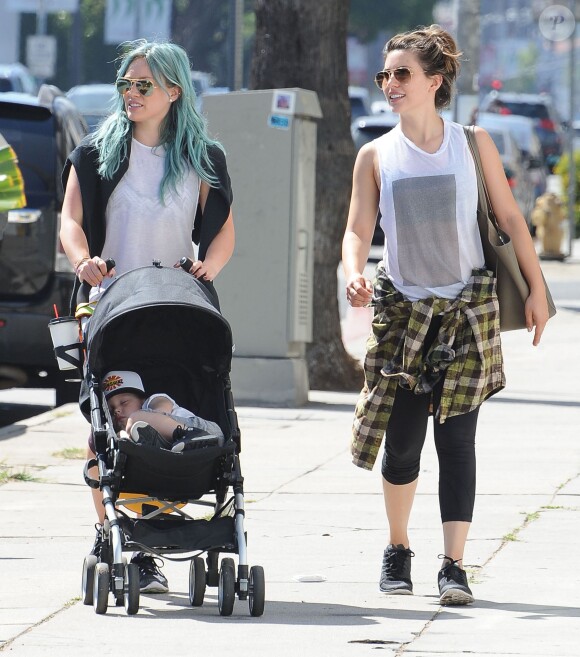 Hilary Duff est allée déjeuner avec son fils Luca et une amie à West Hollywood, le 28 mars 2015 