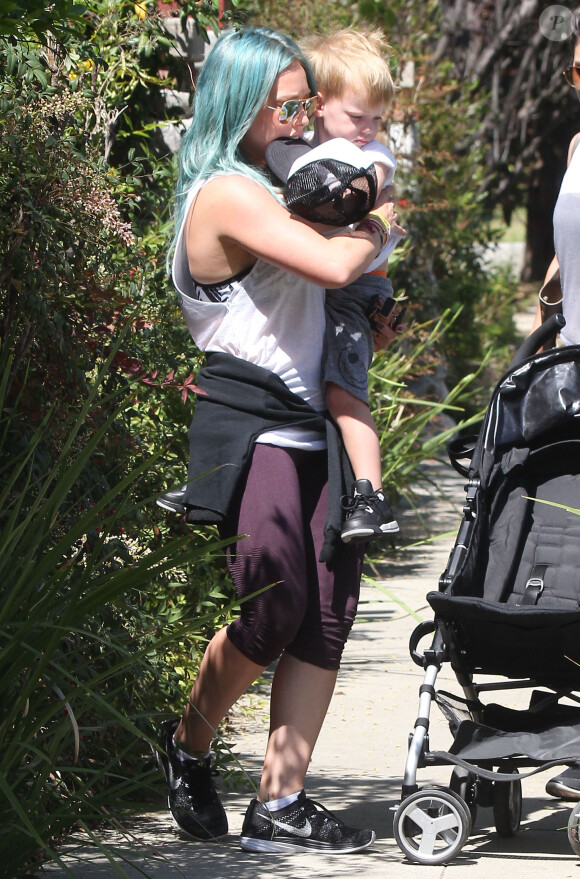 Hilary Duff est allée déjeuner avec son fils Luca et une amie à West Hollywood, le 28 mars 2015 