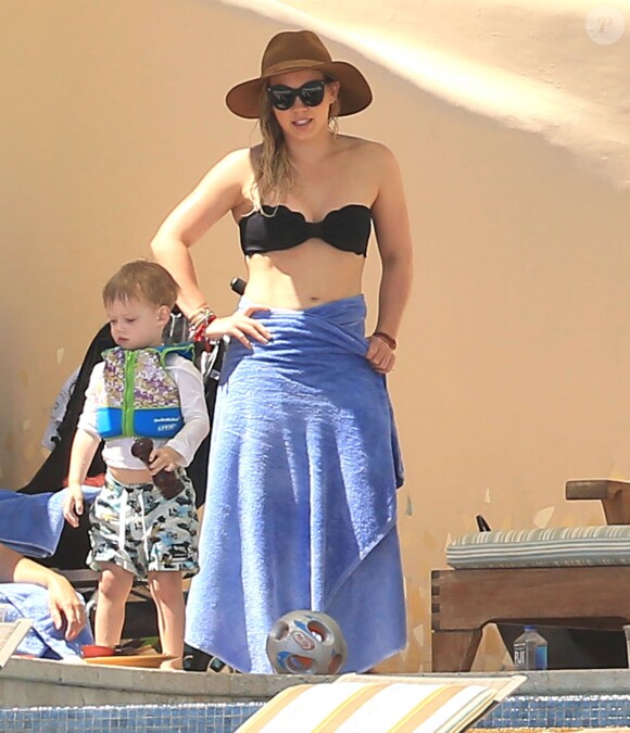 Exclusif - Hilary Duff s'amuse avec son fils Luca lors de ses vacances à Cabo San Lucas, le 15 mars 2015. 