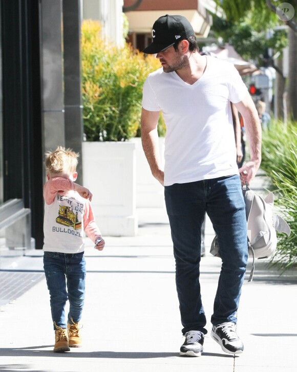 Mike Comrie se promène avec son fils Luca dans les rues de Los Angeles, le 5 mars 2015 