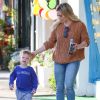 Hilary Duff se promène avec son fils Luca à Sherman Oaks, le 4 mars 2015. 