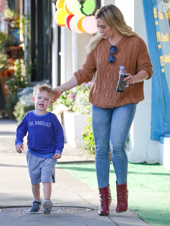 Hilary Duff se promène avec son fils Luca à Sherman Oaks, le 4 mars 2015. 