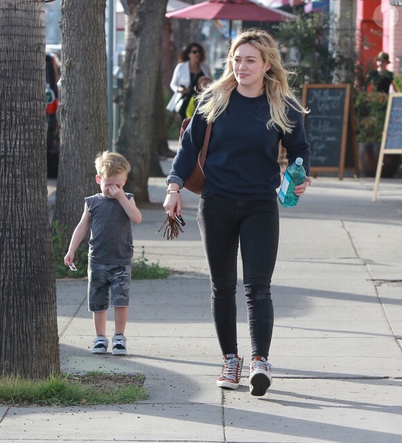 Hilary Duff, son mari Mike Comrie et leur fils Luca dans les rues de Studio City, le 18 février 2015. 
