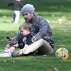 Mike Comrie (mari d' Hilary Duff, dont elle est séparée) s' amuse avec son fils Luca à Beverly Hills Le 27 décembre 2014
